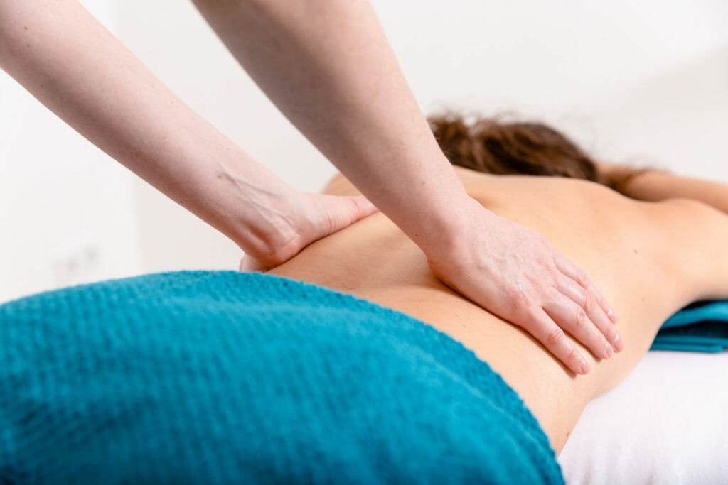 Medizinische Massage München: Lockerung verspannter Muskeln.