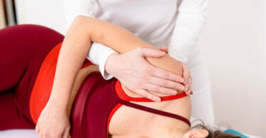 Manuelle Therapie an der Schulter zur Förderung der Beweglichkeit.