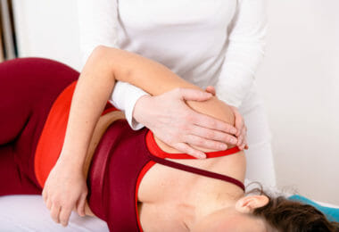 Manuelle Therapie an der Schulter zur Förderung der Beweglichkeit.