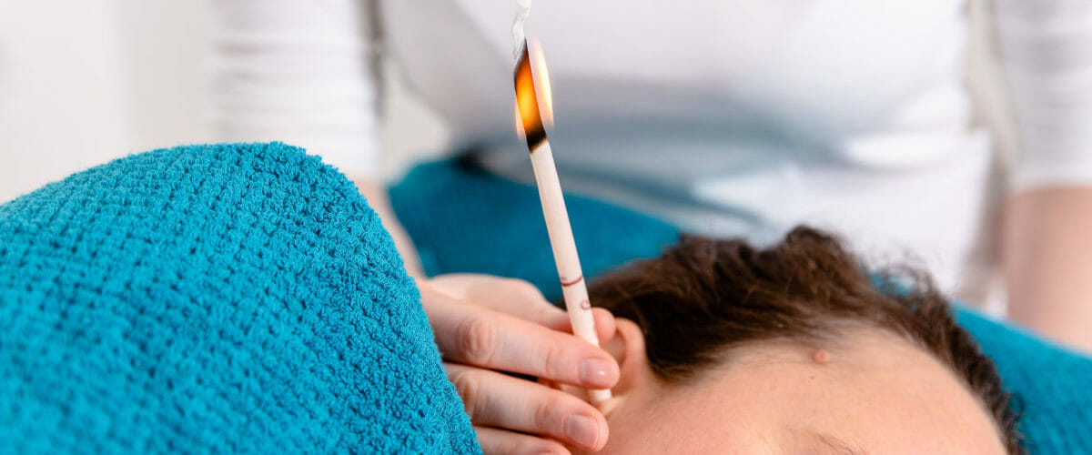 Das Flackern der Kerze massiert das Trommelfell während der Ohrenkerzenbehandlung.