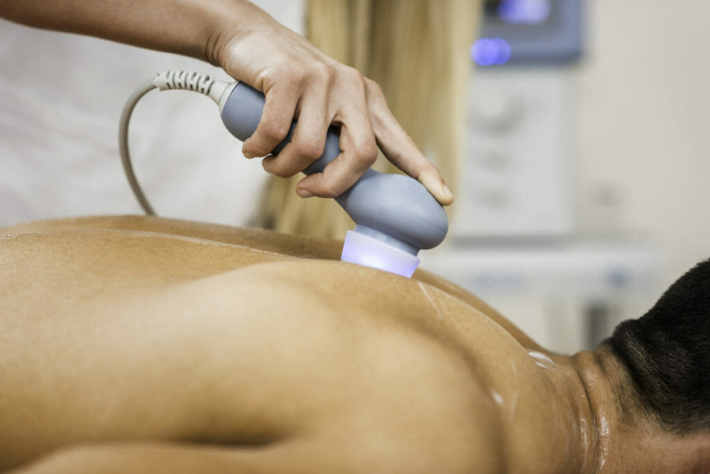 Die Ultraschalltherapie dient der Steigerung des Zellstoffwechsels und der Durchblutung während einer physiotherapeutischen Behandlung.